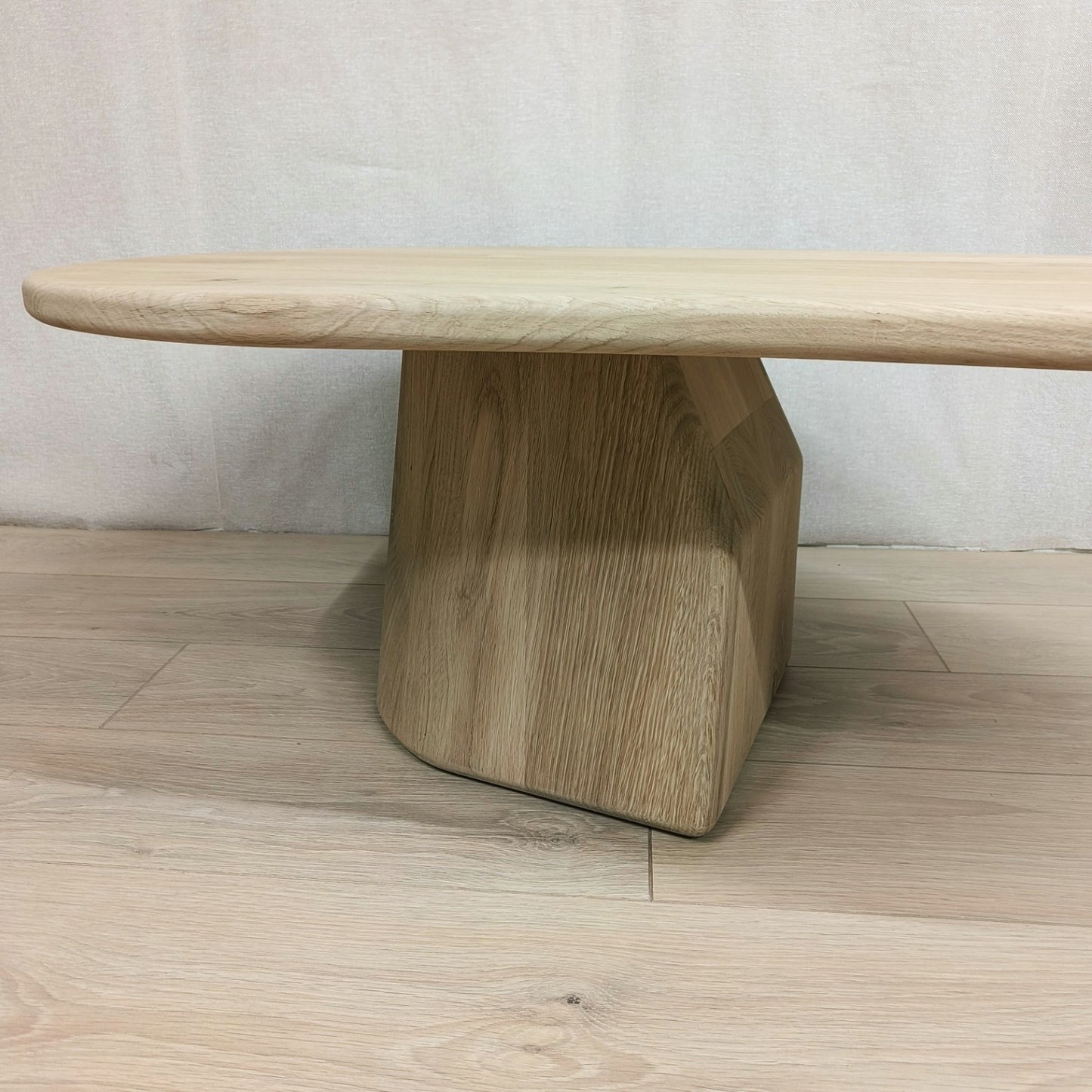 Organische eiken salontafel met kolompoot