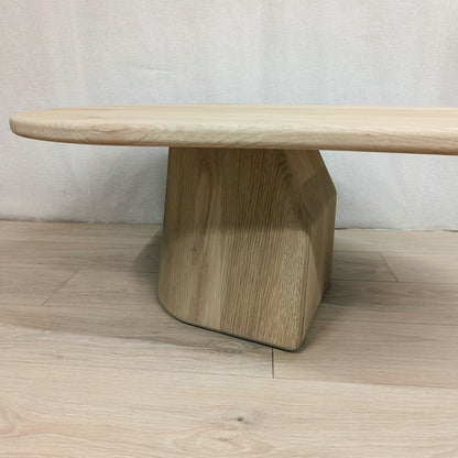 Organische eiken salontafel met kolompoot