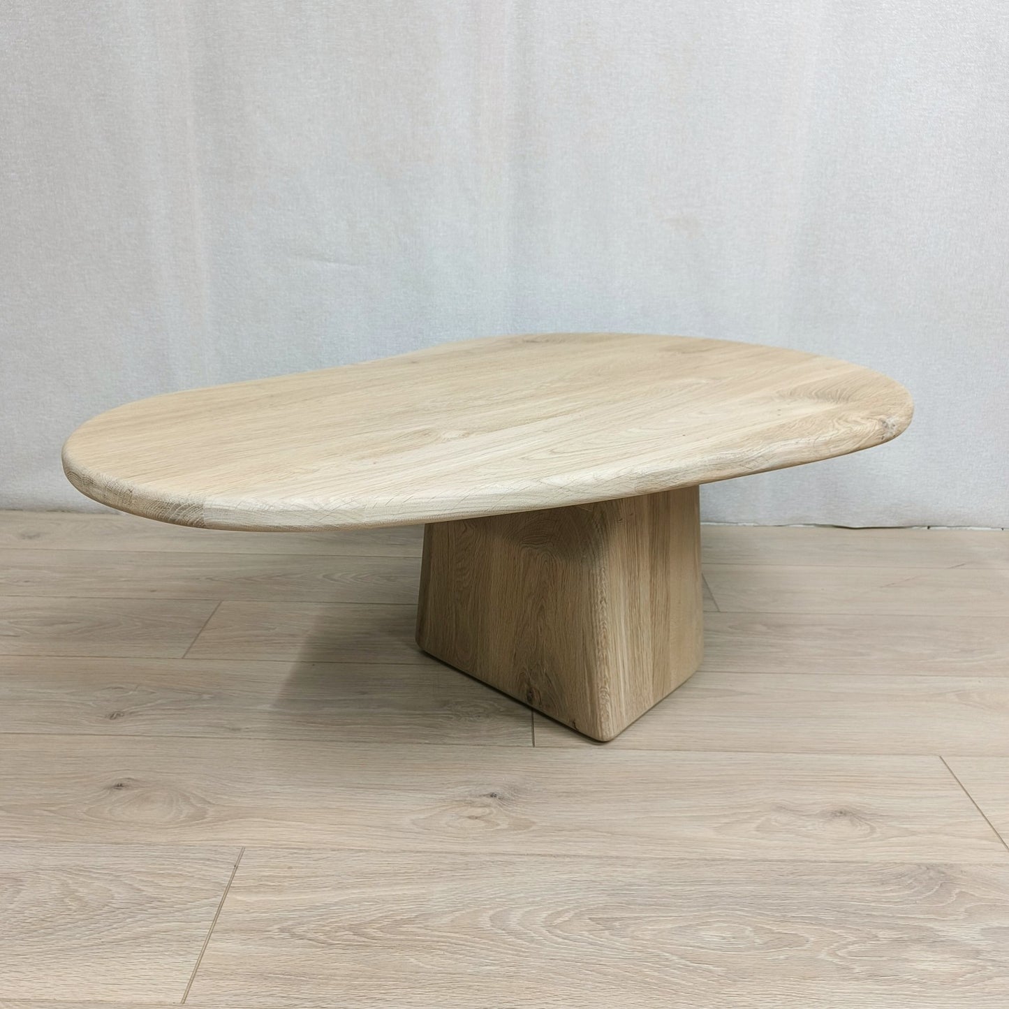 Organische eiken salontafel met kolompoot