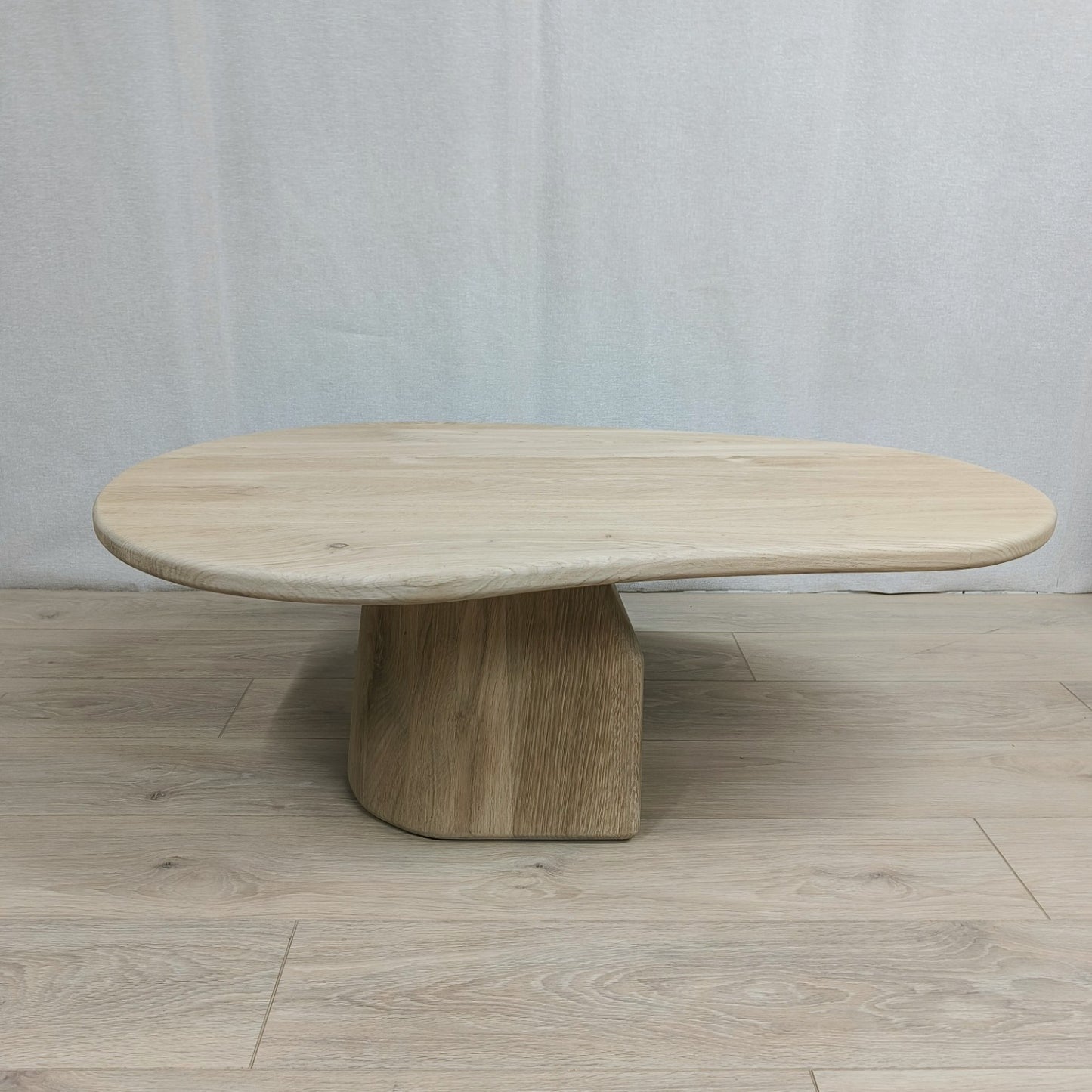 Organische eiken salontafel met kolompoot