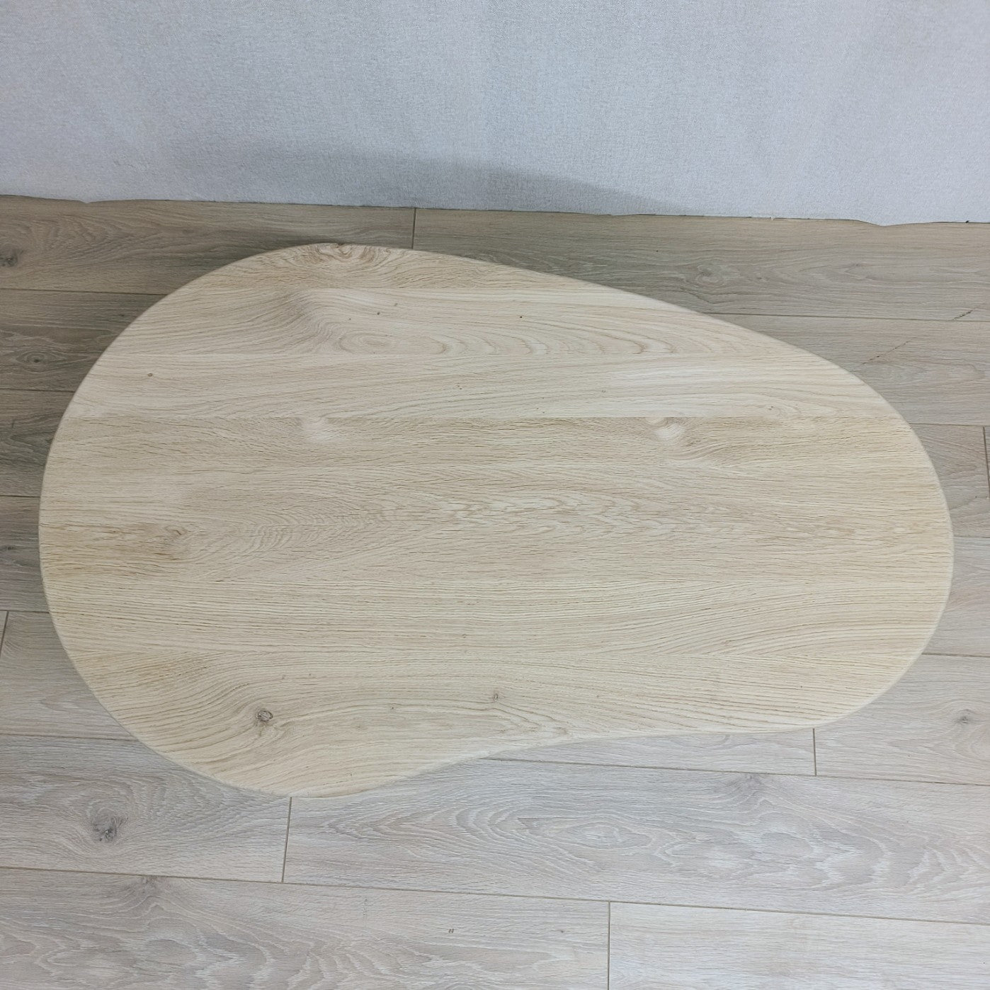 Organische eiken salontafel met kolompoot