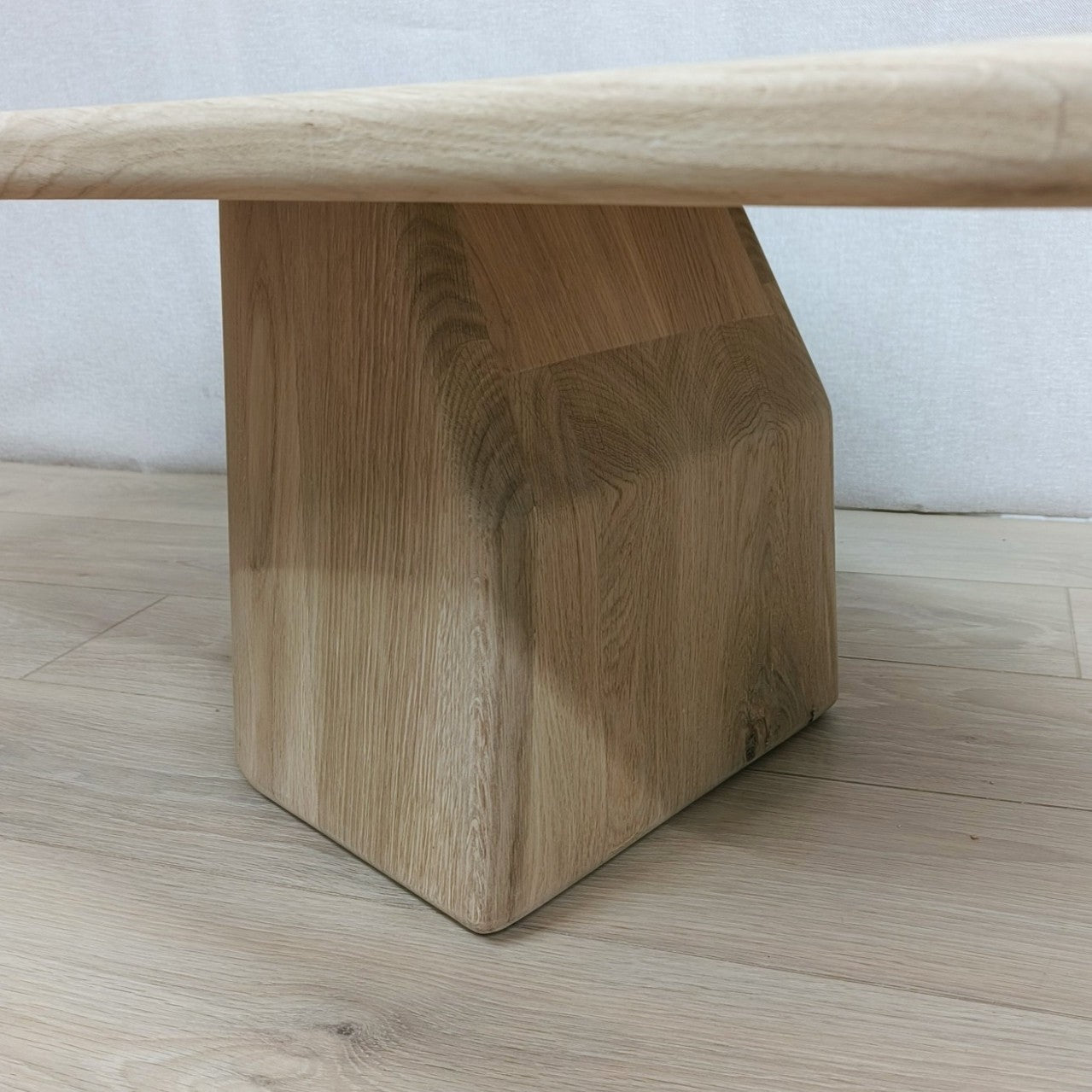 Organische eiken salontafel met kolompoot