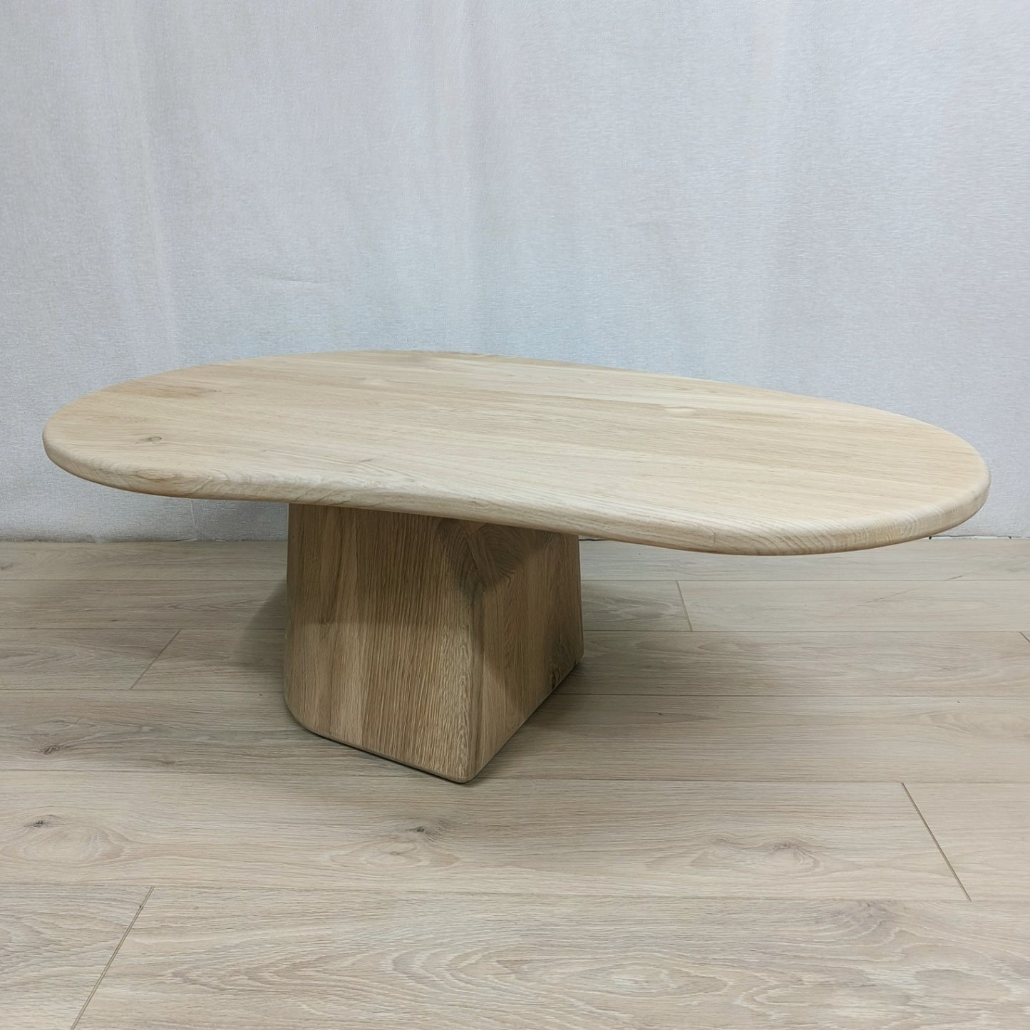 Organische eiken salontafel met kolompoot