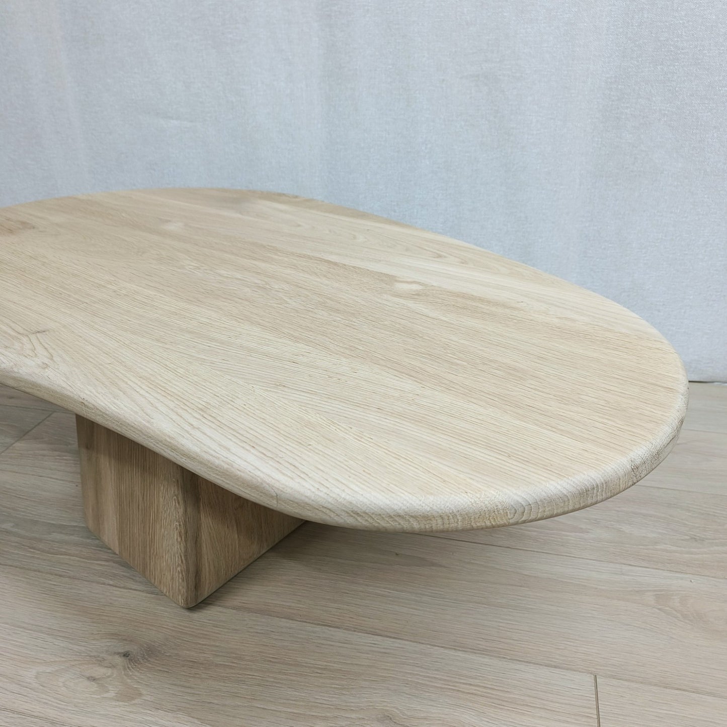 Organische eiken salontafel met kolompoot
