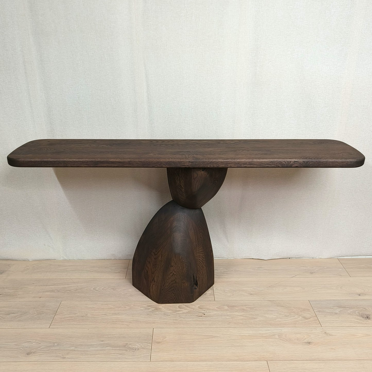 Organische eiken sidetable met sculpturale poot