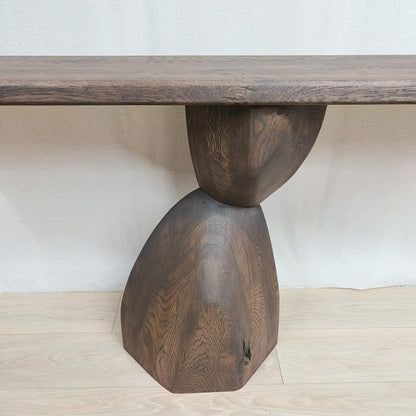 Organische eiken sidetable met sculpturale poot