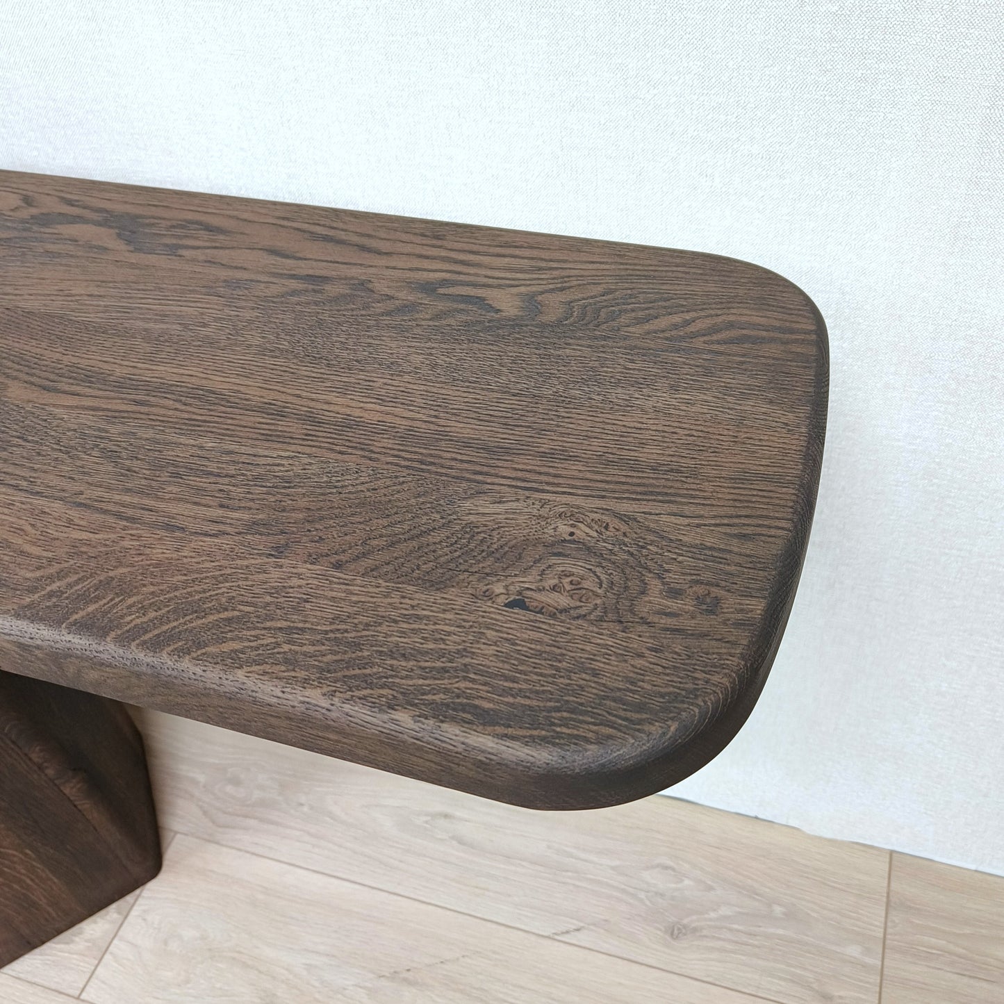Organische eiken sidetable met sculpturale poot