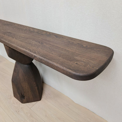 Organische eiken sidetable met sculpturale poot