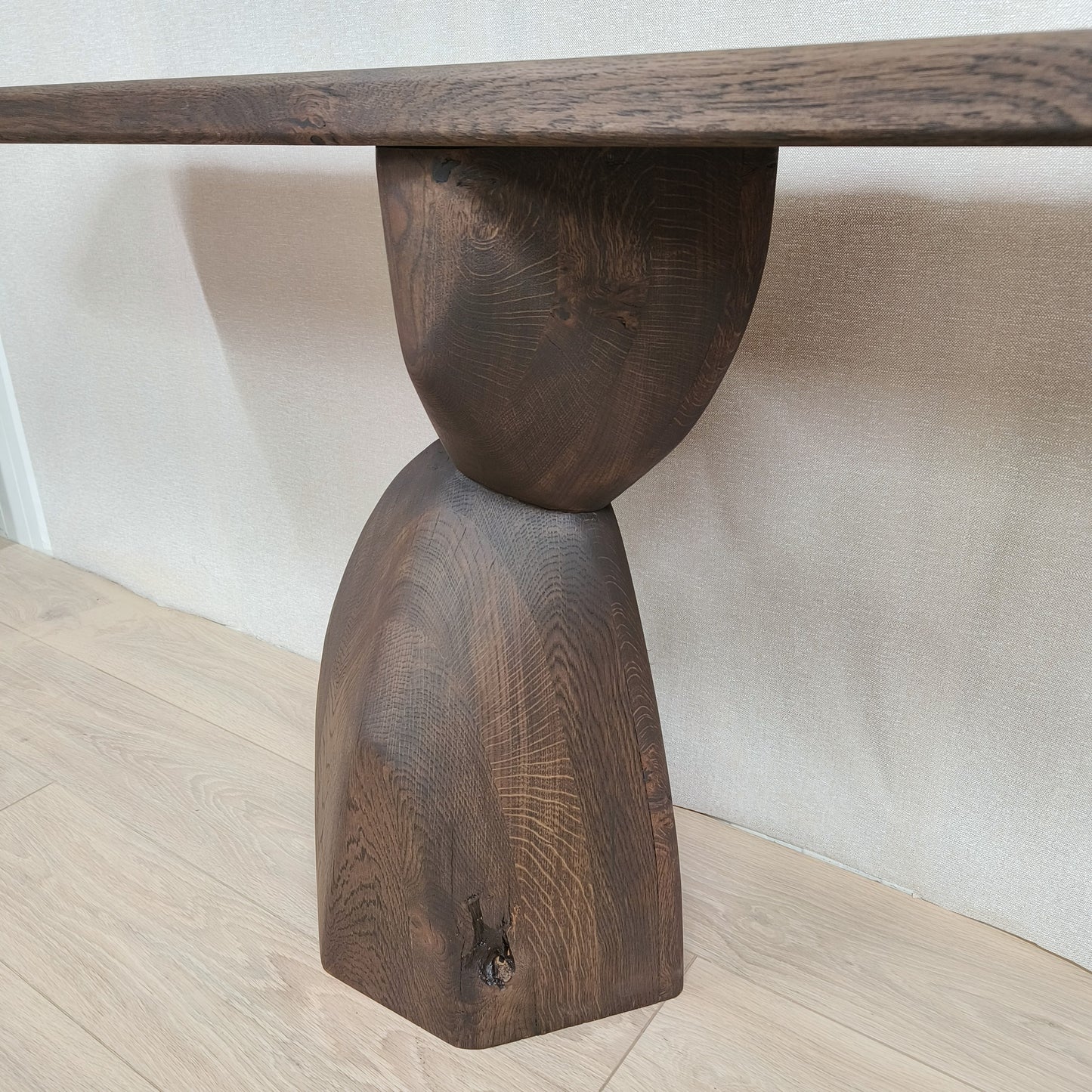 Organische eiken sidetable met sculpturale poot
