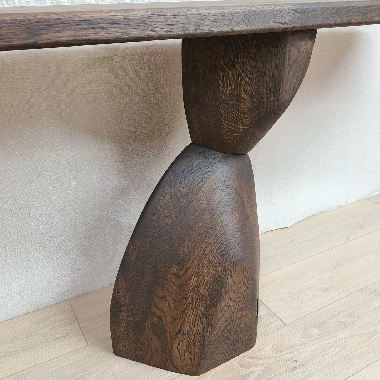 Organische eiken sidetable met sculpturale poot