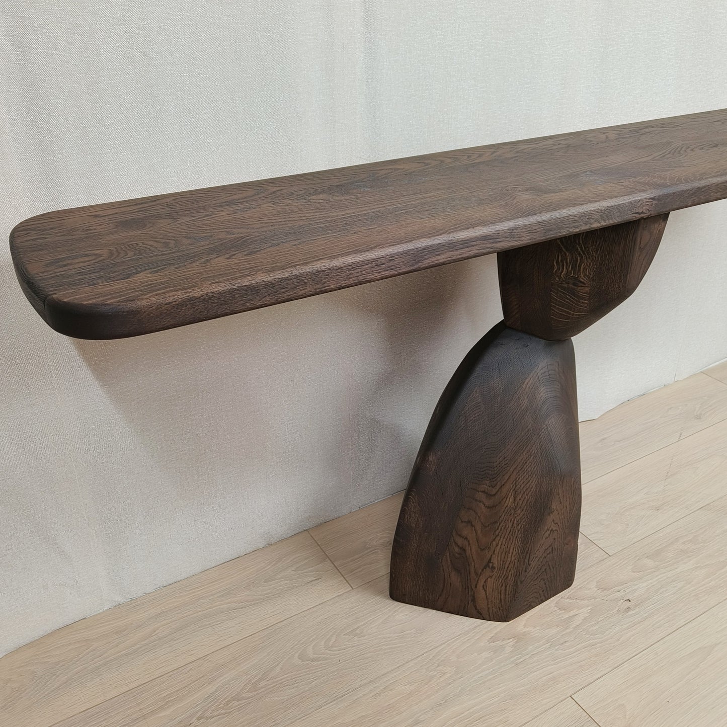 Organische eiken sidetable met sculpturale poot