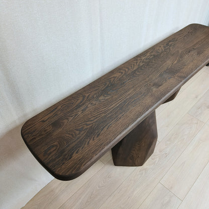 Organische eiken sidetable met sculpturale poot