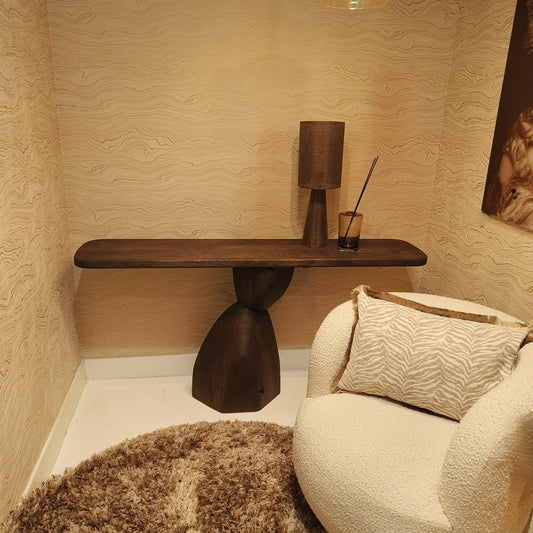 Organische eiken sidetable met sculpturale poot