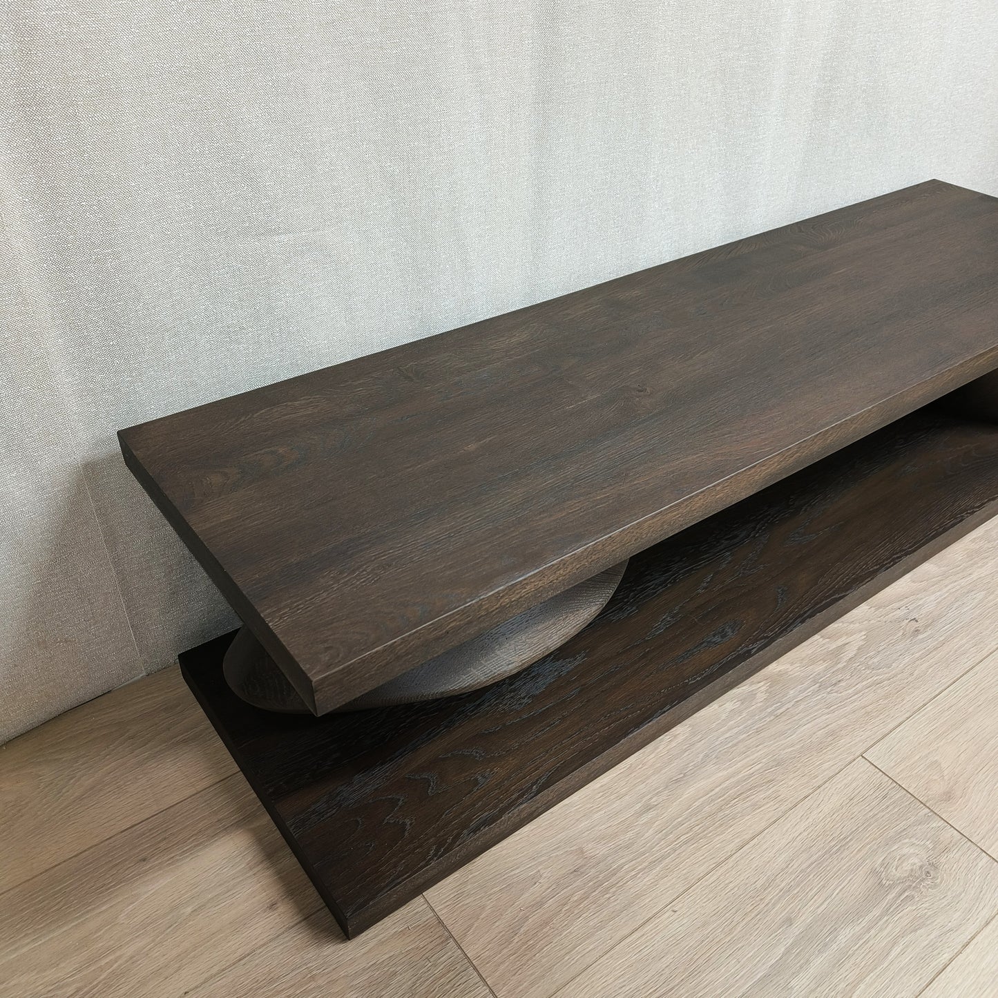 Sculpture TV meubel – massief eikenhout