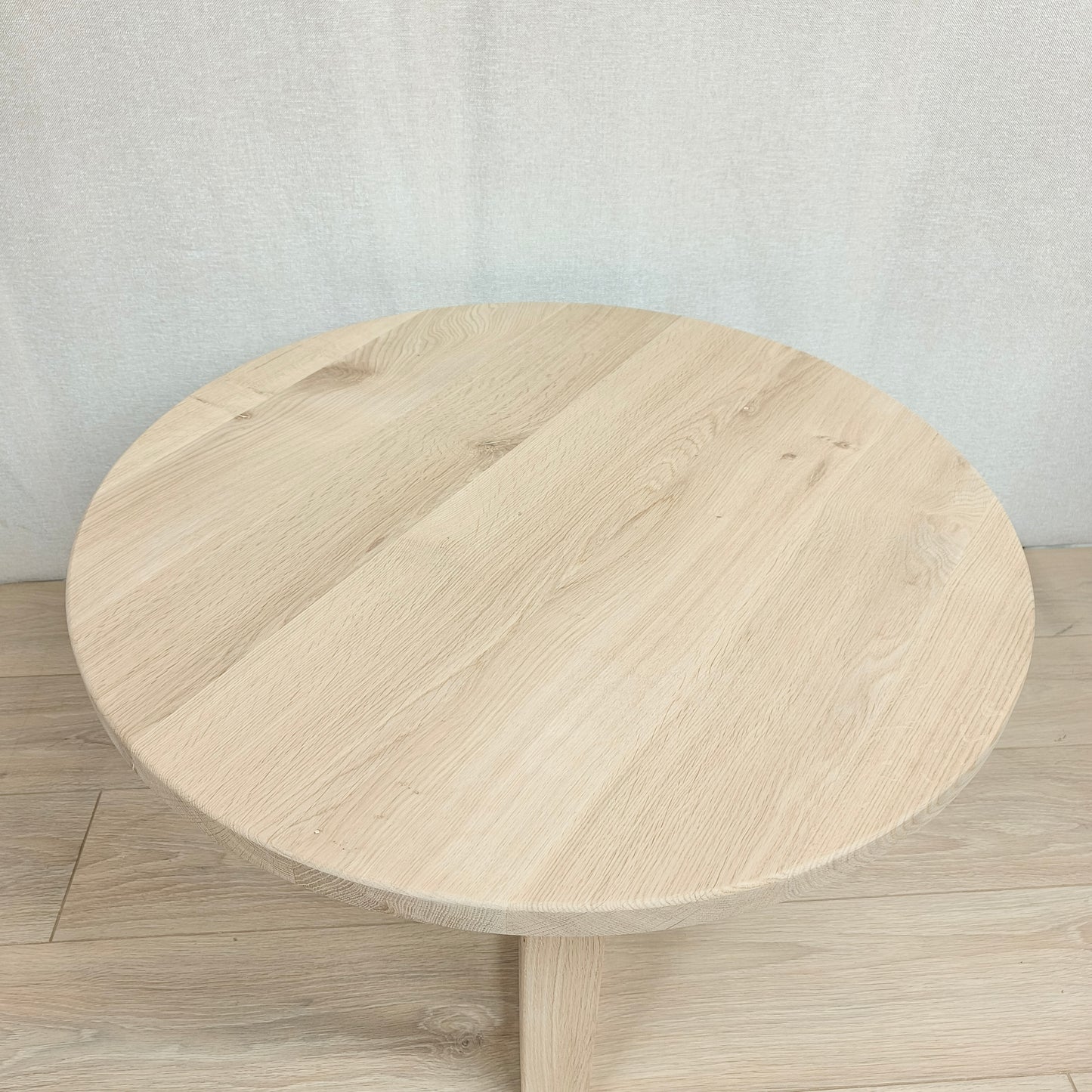 Ronde eiken salontafel | met houten onderstel | CORE collectie