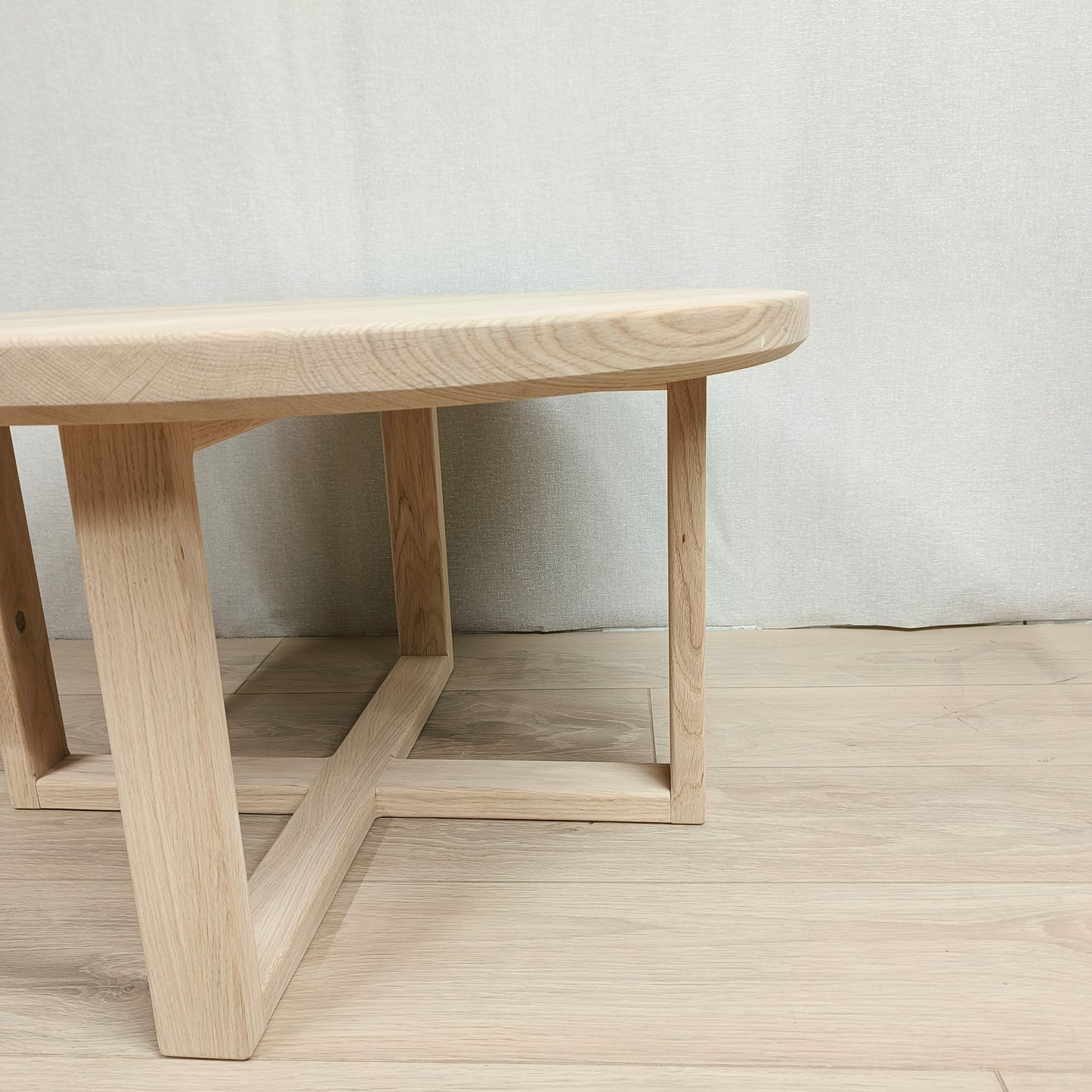 Ronde eiken salontafel | met houten onderstel | CORE collectie