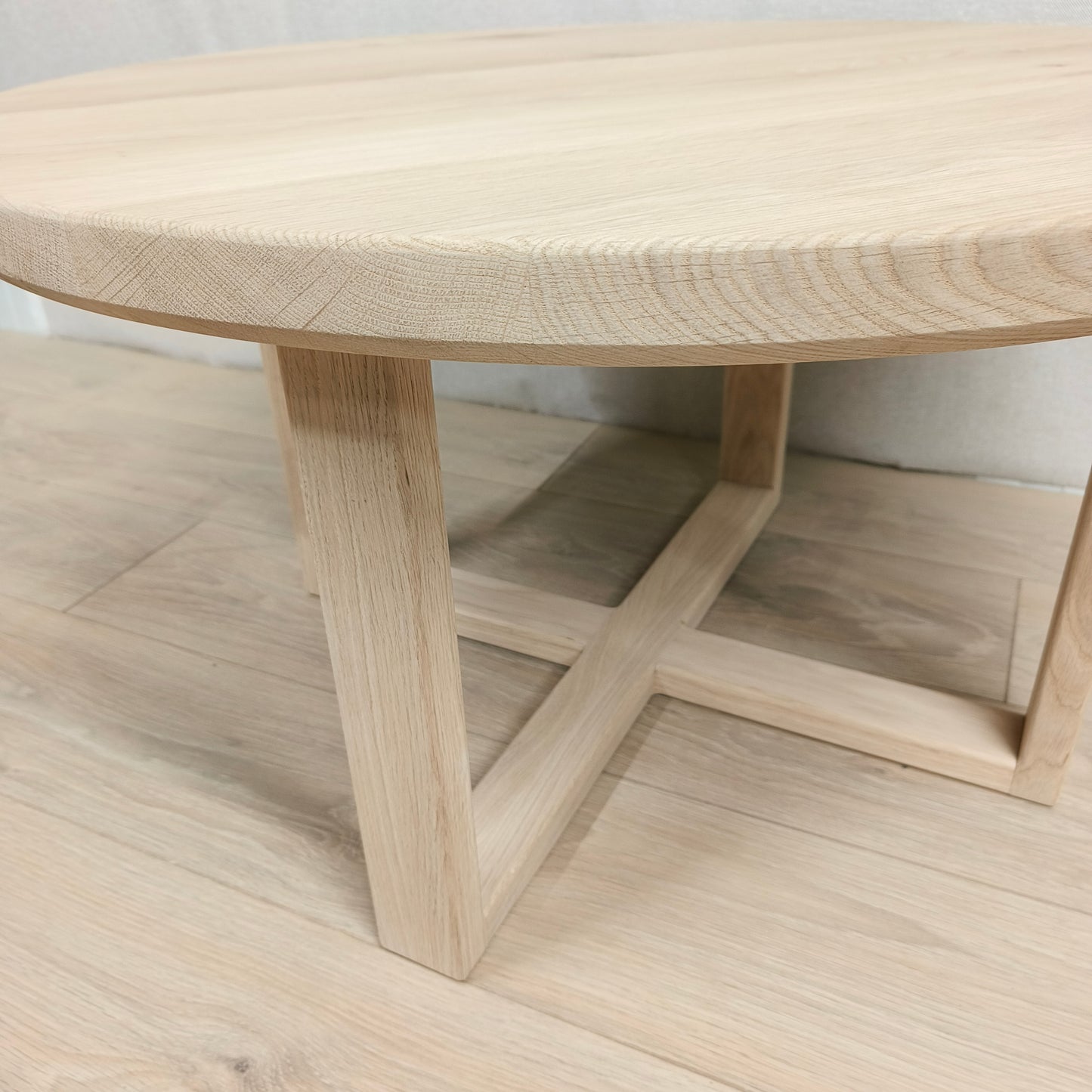Ronde eiken salontafel | met houten onderstel | CORE collectie