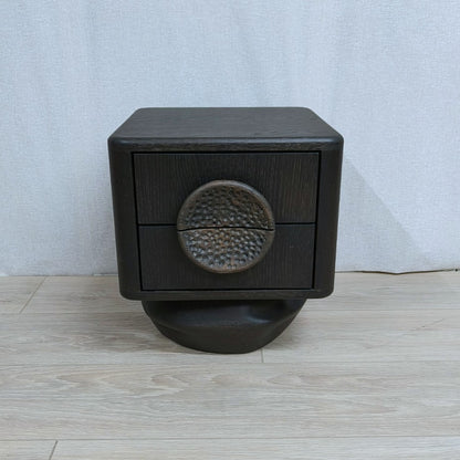 Sculpturaal nachtkastje / bijzettafel met kiezelvormig onderstel