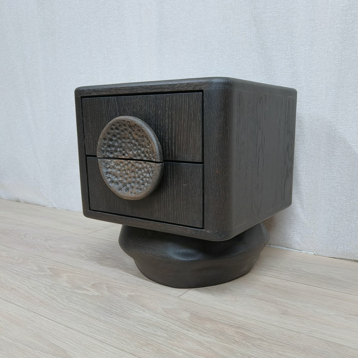 Sculpturaal nachtkastje / bijzettafel met kiezelvormig onderstel