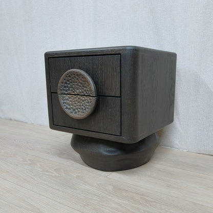 Sculpturaal nachtkastje / bijzettafel met kiezelvormig onderstel