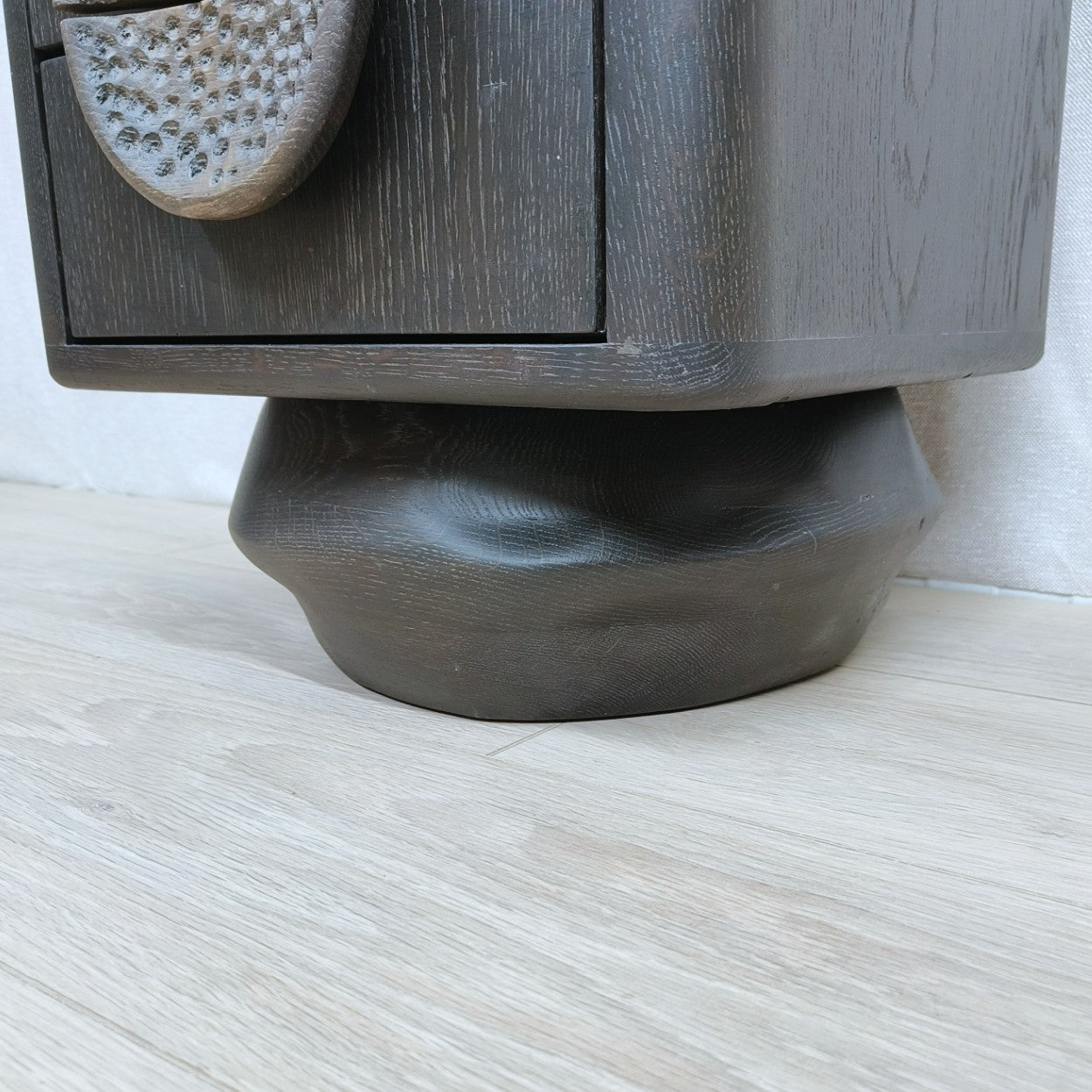 Sculpturaal nachtkastje / bijzettafel met kiezelvormig onderstel