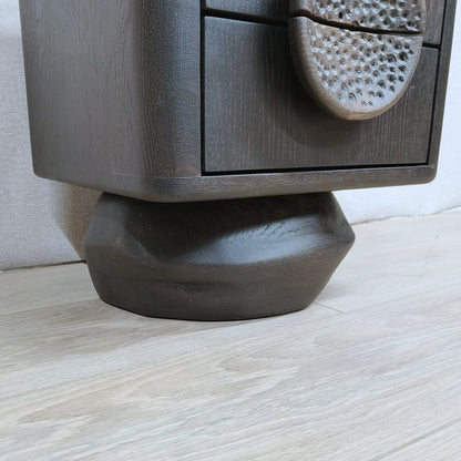Sculpturaal nachtkastje / bijzettafel met kiezelvormig onderstel