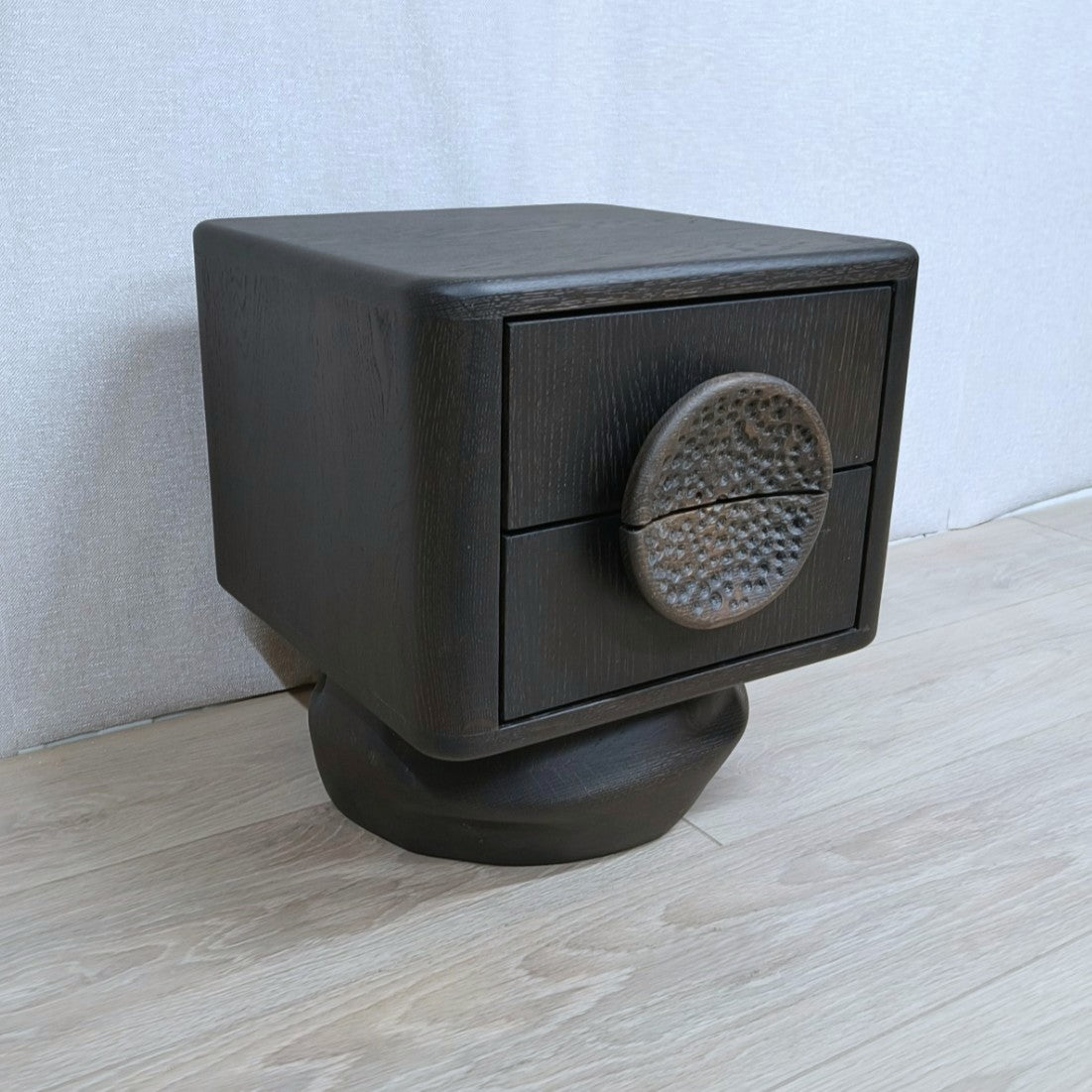 Sculpturaal nachtkastje / bijzettafel met kiezelvormig onderstel