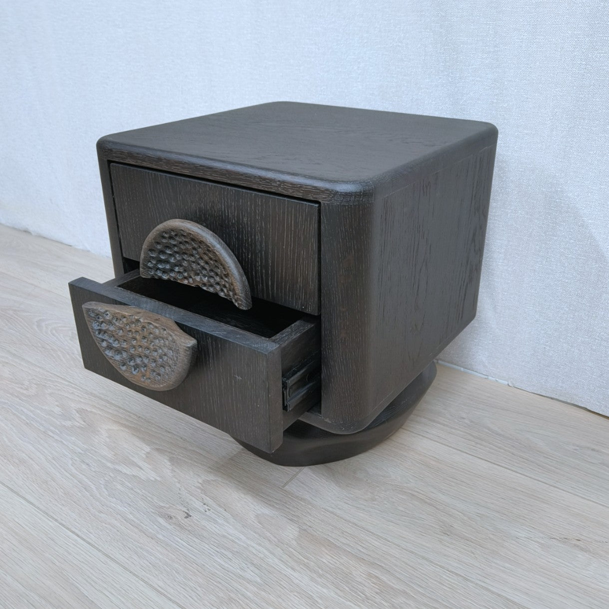 Sculpturaal nachtkastje / bijzettafel met kiezelvormig onderstel
