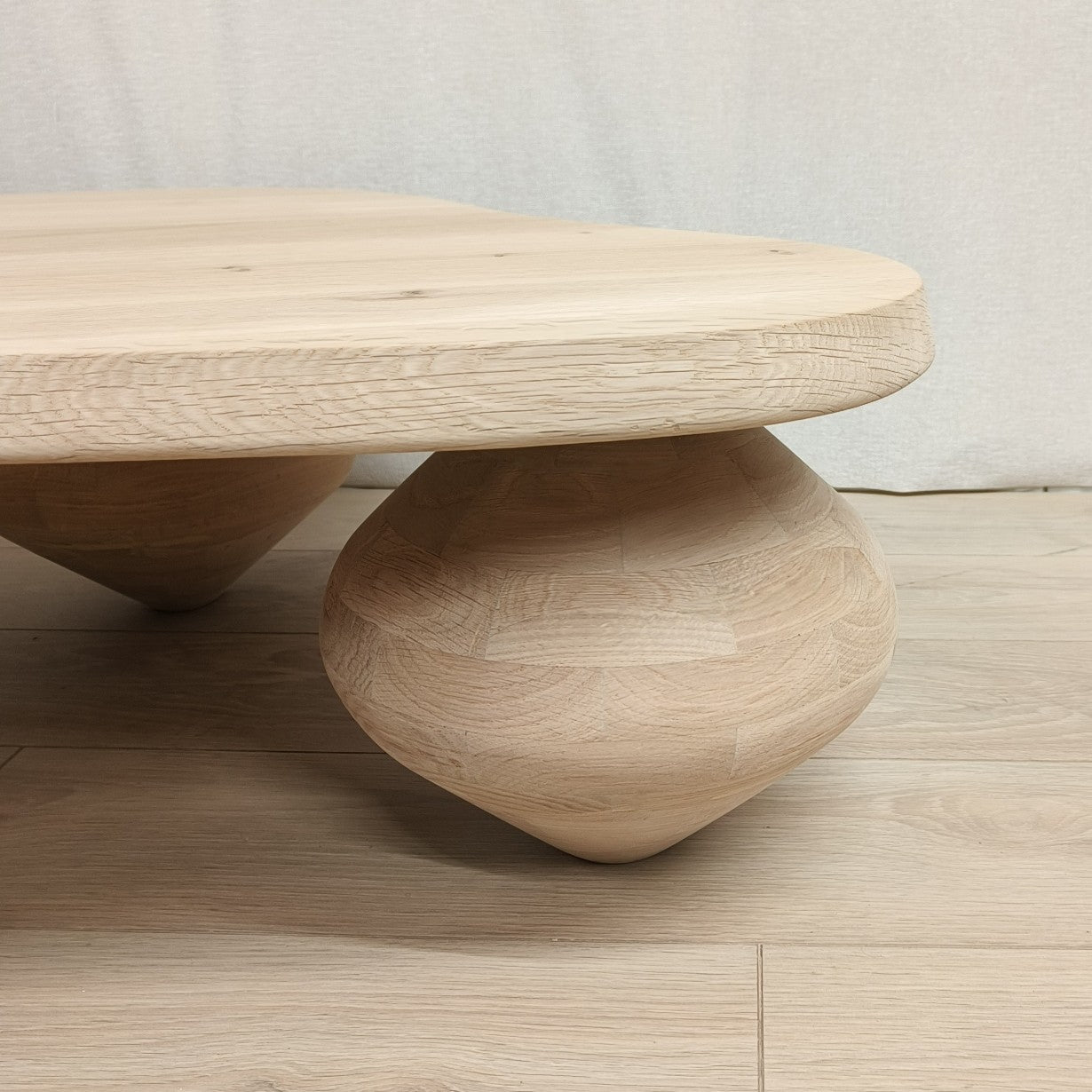 Organische salontafel met 3 bolpoten