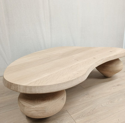 Organische salontafel met 3 bolpoten