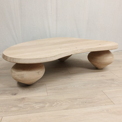 Organische salontafel met 3 bolpoten